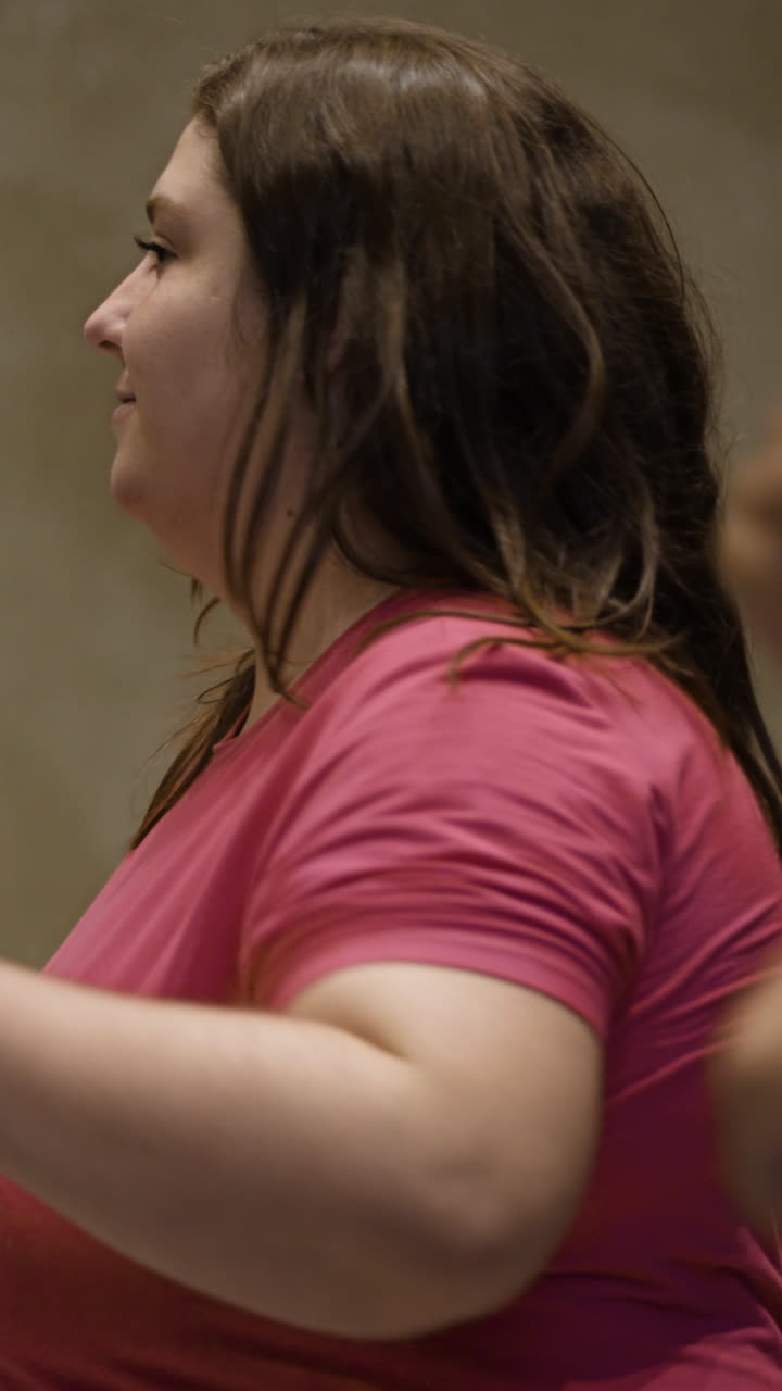 mujer con camisa rosa