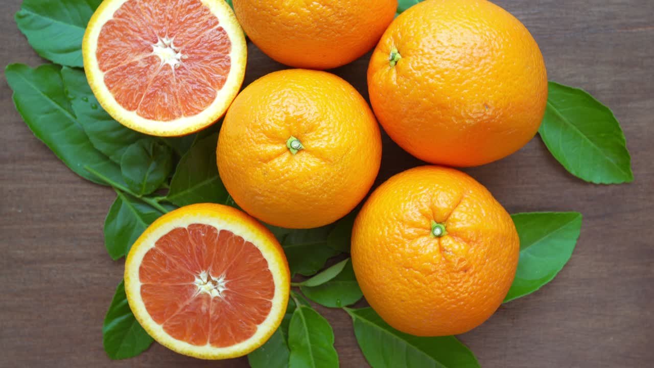 naranja con hojas en la canasta sobre fondo de madera, vista superior girar pomelo o cara cara naranja sobre fondo de madeira, resolución 4k.