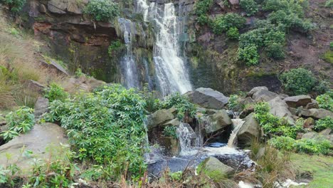 Imágenes-Aéreas-De-Drones-De-Una-Alta-Cascada-Rocosa-En-Los-Valles-De-Yorkshire,-Centavos