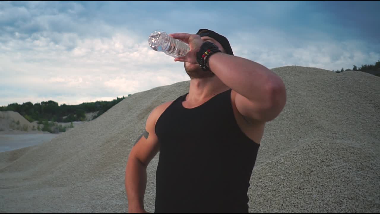 야외에서 물을 마시는 사람