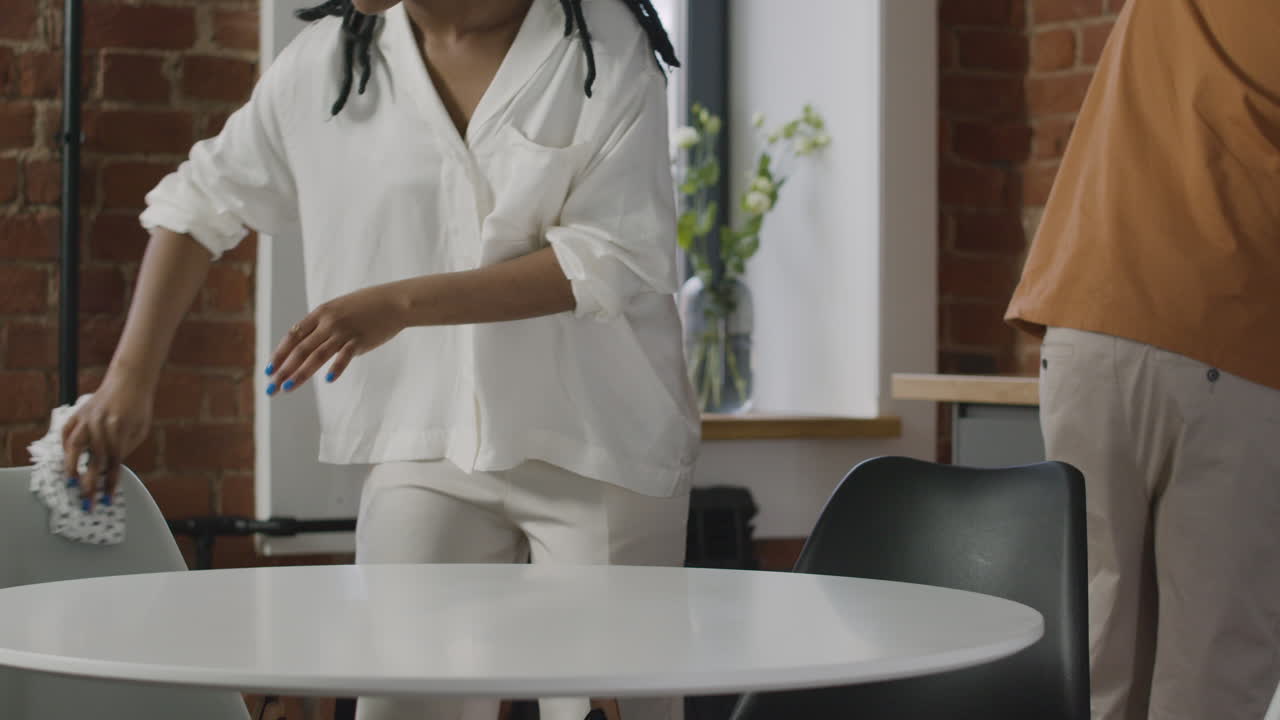 공동 아파트의 주방을 청소하는 소녀와 소년