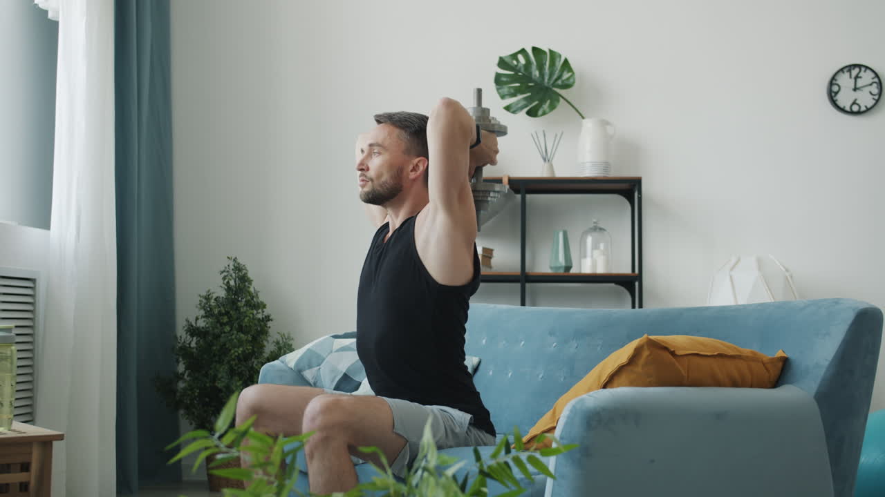 hombre haciendo ejercicios con pesas en casa