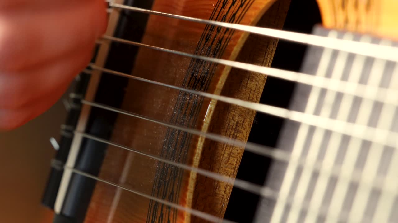 tiro macro de cuerdas de guitarra acústica que se tocan