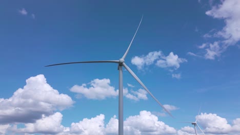 Bewegungslose-Windkraftanlage-Vor-Blauem-Himmel-Mit-Wolken