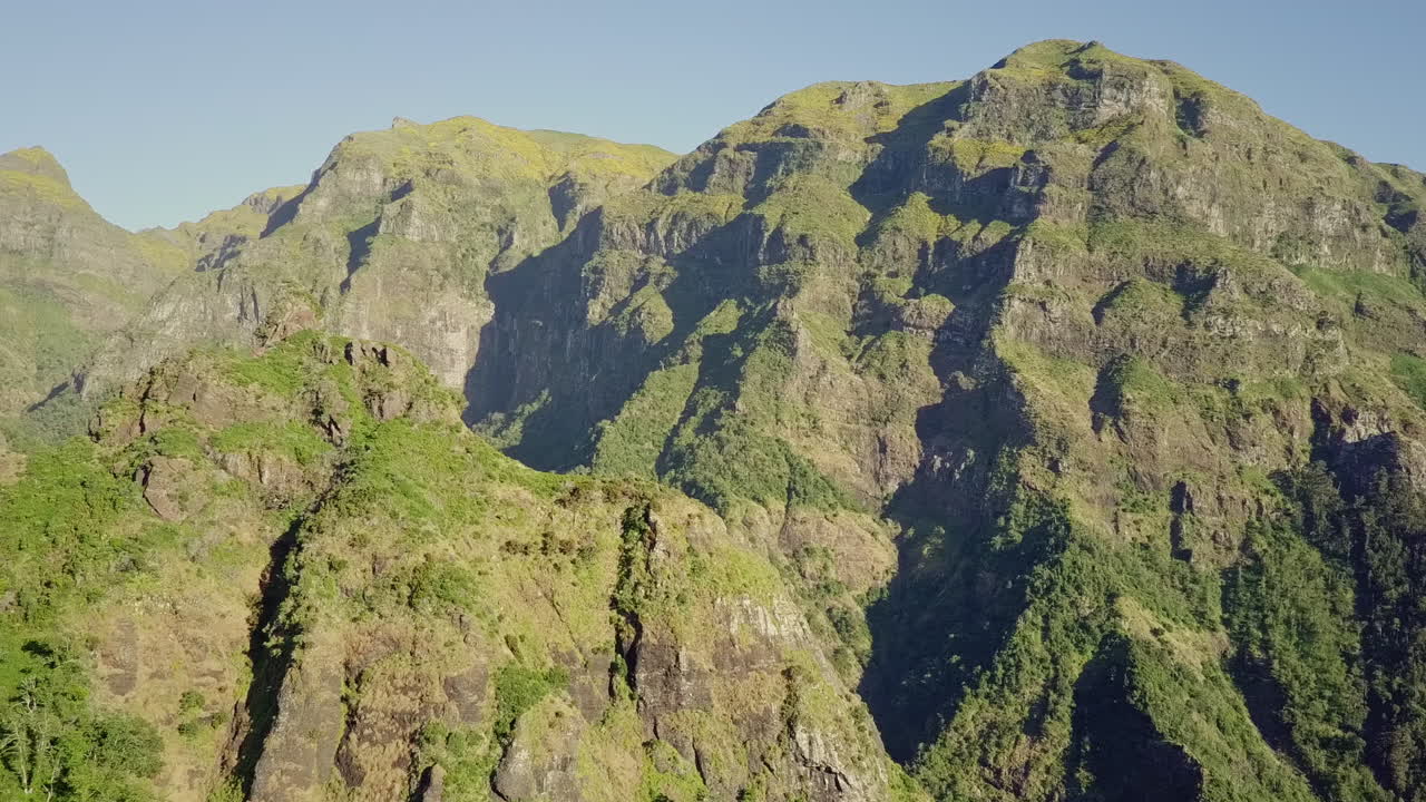 antena del mediodía moviéndose a través de montañas escarpadas en la isla de madeira portugal