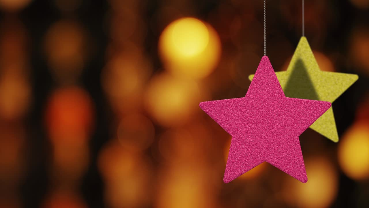los adornos de las estrellas de navidad se mueven en el fondo de bokeh.