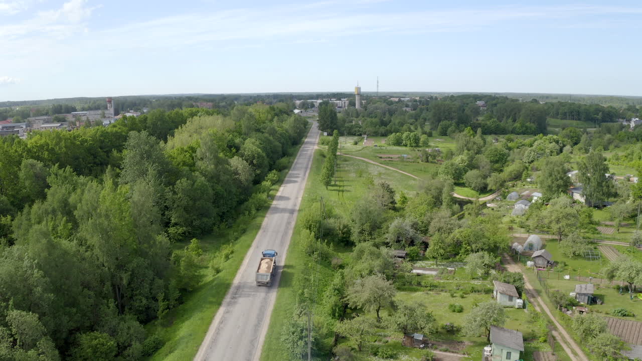 작은 도시에 진입하는 모래로 가득 찬 세미 트럭