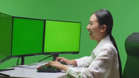 woman celebrating a win at her computer