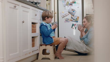 Mutter-Und-Sohn-Trinken-Gemeinsam-Heiße-Schokolade-In-Der-Küche.-Glückliche-Mutter,-Die-Sich-Um-Den-Kleinen-Jungen-Kümmert-Und-Zu-Hause-Ein-Köstliches-Hausgemachtes-Getränk-Genießt