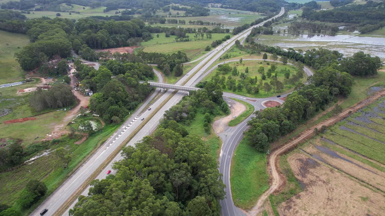clothiers creek road pasa por encima de la autopista del pacífico en tanglewood, nsw, australia