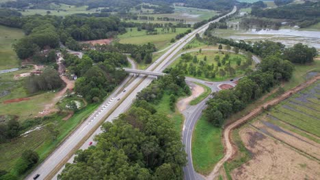 Clothiers-Creek-Road-Pasando-Por-La-Autopista-Del-Pacífico-En-Tanglewood,-Nueva-Gales-Del-Sur,-Australia