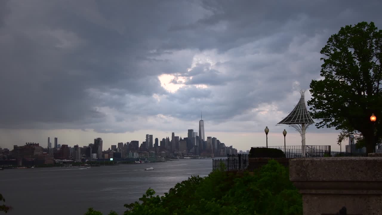 뉴욕 스카이 라인 위의 폭풍우, 4배의 속도, 광각 랜으로 촬영.