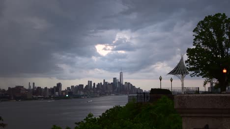 nubes sobre el horizonte de nueva york, cuatro veces la velocidad, filmado con lanzamientos de gran ángulo.