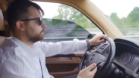 el hombre de negocios está conduciendo un coche.