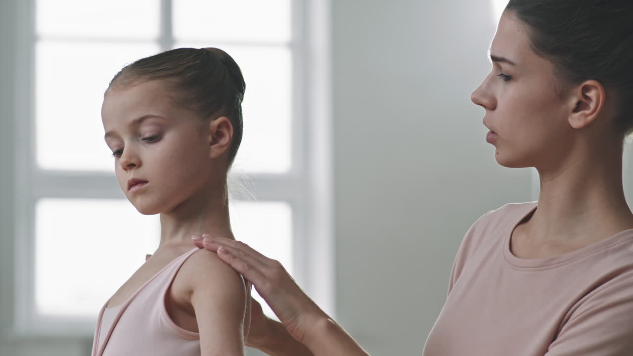 Hübsches kleines Mädchen lernt Ballettposen