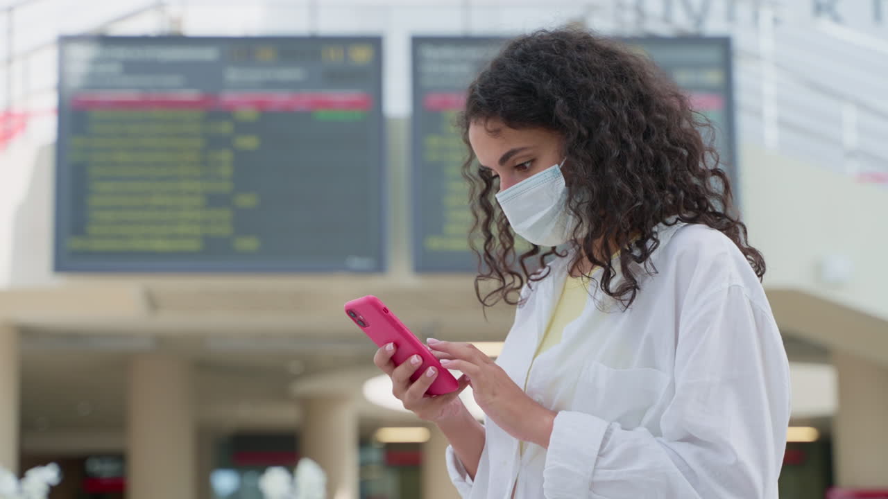 mujer comprobando el horario de vuelo en el aeropuerto