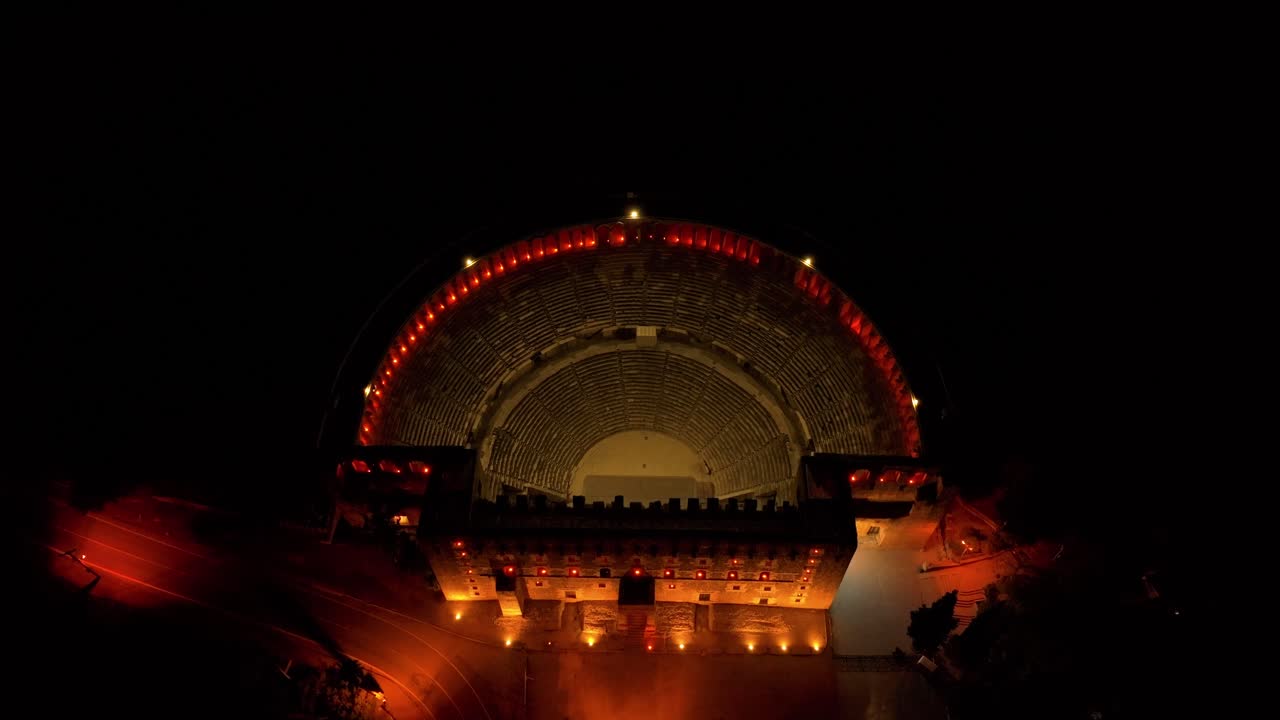 Facciata del teatro di Aspendos illuminata di notte a Serik, Turchia