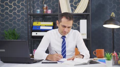 un hombre de negocios enfurecido cierra los archivos de papeleo.