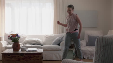 una adolescente feliz bailando en casa divirtiéndose celebrando el fin de semana con movimientos de baile divertidos una adolescente juguetona disfrutando de la libertad 4k