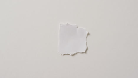 Video-Der-Nahaufnahme-Eines-Zerrissenen-Stücks-Papier-Mit-Kopierraum-Auf-Weißem-Hintergrund