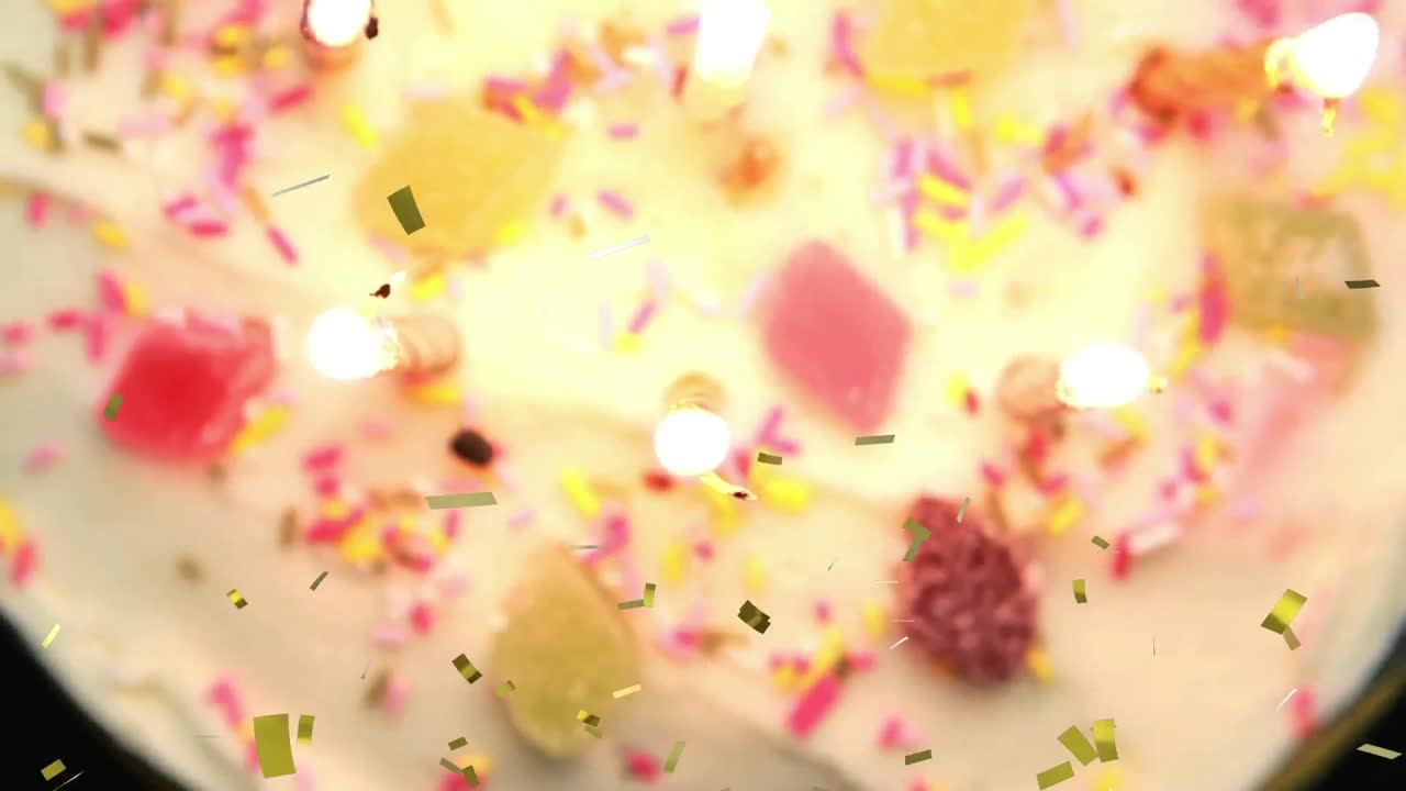 animación de confeti de oro cayendo sobre velas encendidas en el pastel de cumpleaños, apagado