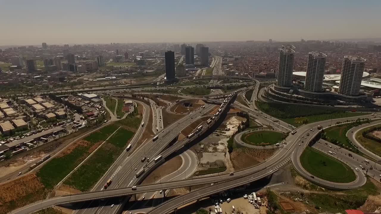 aerea drone ciudad urbana carros interseccion trafico