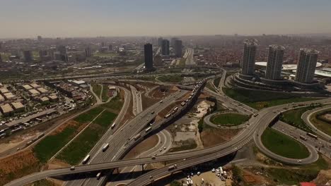 Drone-Aéreo-Ciudad-Coches-Urbanos-Intersección-Tráfico