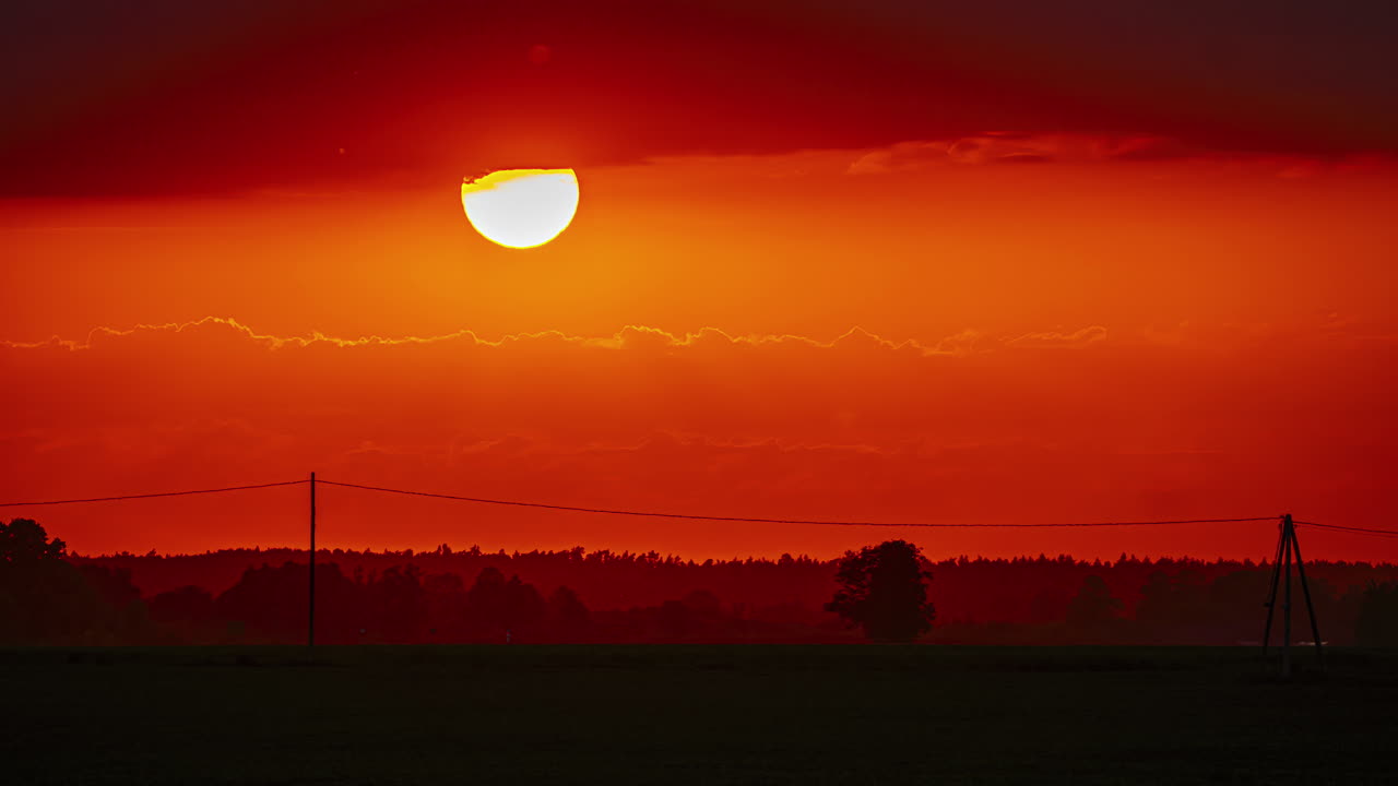 시골 풍경 위 에 있는 밝고 불타는 구름 - 빛나는 태양 을 시간 간격 으로 확대 한 것