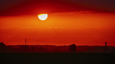 Orbe-Brillante-Y-Ardiente-Sobre-Un-Paisaje-Rural:-Sol-Resplandeciente-Ampliado-En-Lapso-De-Tiempo