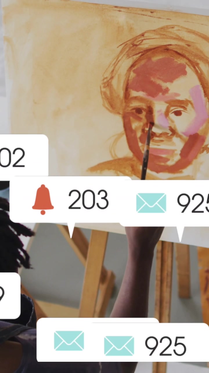 Stüdyoda resim yapan Afrikalı-Amerikalı erkek sanatçının kuşbakışı görüntüsünün üzerinde sosyal medya simgelerinin animasyonu.