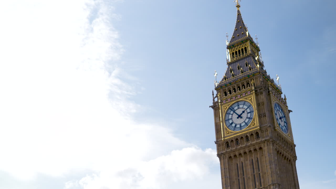 big ben elizabeth tower - tiro panorámico a través de la torre del reloj de londres