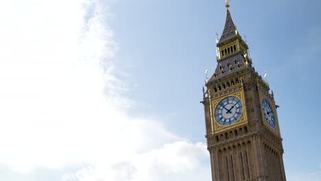 Big-Ben-Elizabeth-Tower-–-Schwenk-über-Den-Londoner-Uhrturm