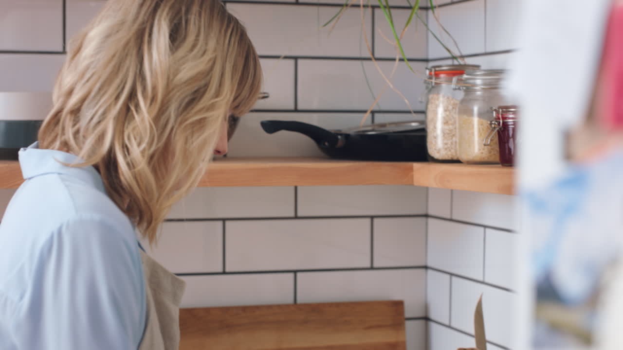 Cibo, salute e cucina di una donna in una cucina