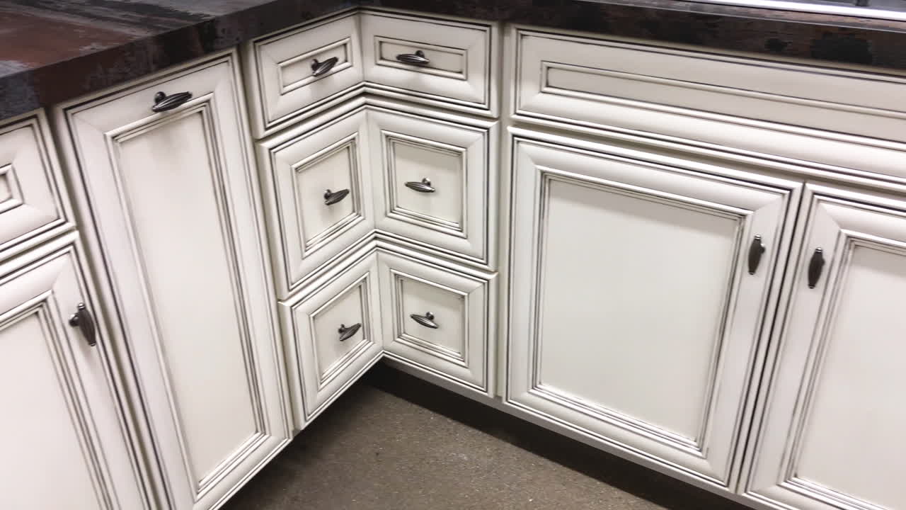 gabinetes de cocina hechos de madera de arce y pintados en blanco con puertas de estilo tradicional.
