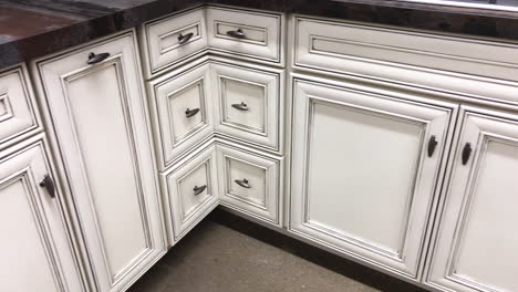 Gabinetes-De-Cocina-Hechos-De-Material-De-Madera-De-Arce-Y-Pintados-En-Blanco-Con-Estilo-De-Puerta-Tradicional