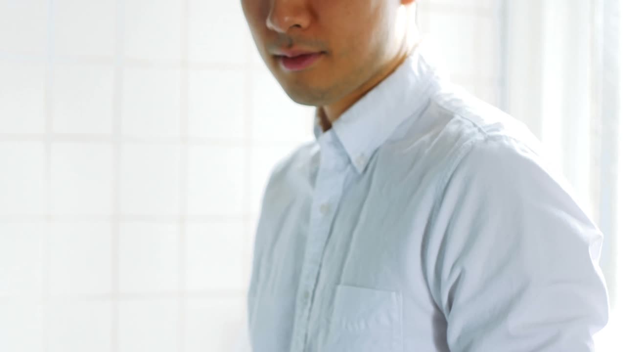 주방 4k에서 커피 한 잔을 마시는 동안 휴대 전화를 사용하는 사람