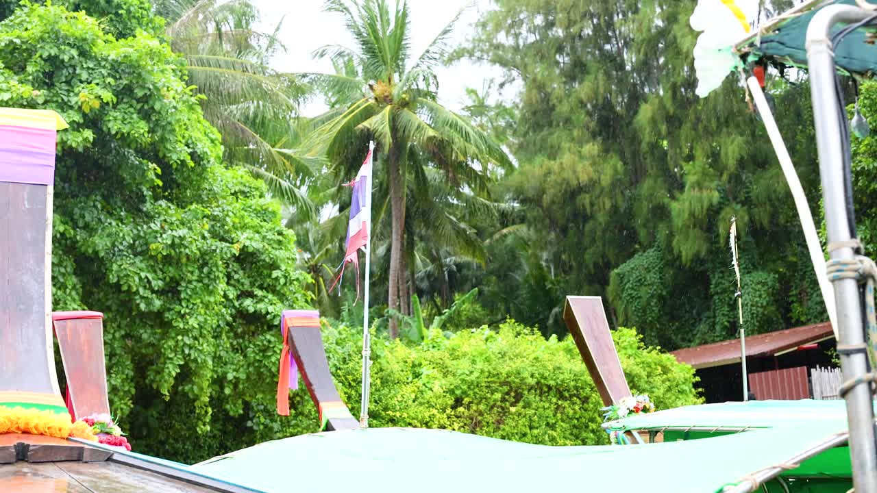 태국 의 열대 항구 에 있는 롱테일 보트