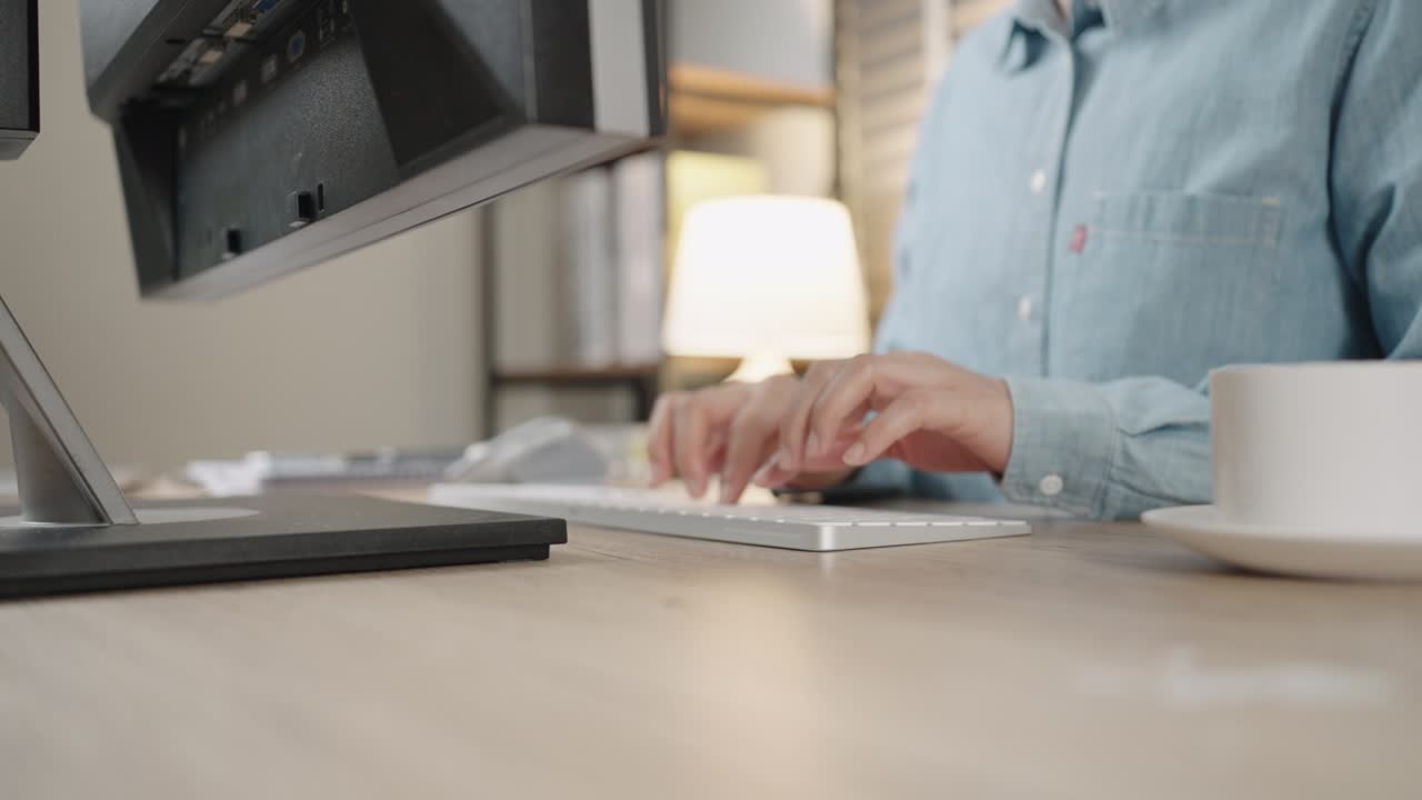 mano de cerca de una mujer de negocios escribiendo teclado computadora de escritorio en la oficina de escritorio