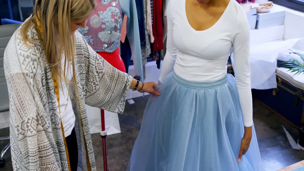 패션 디자이너 드레싱 고객 4k