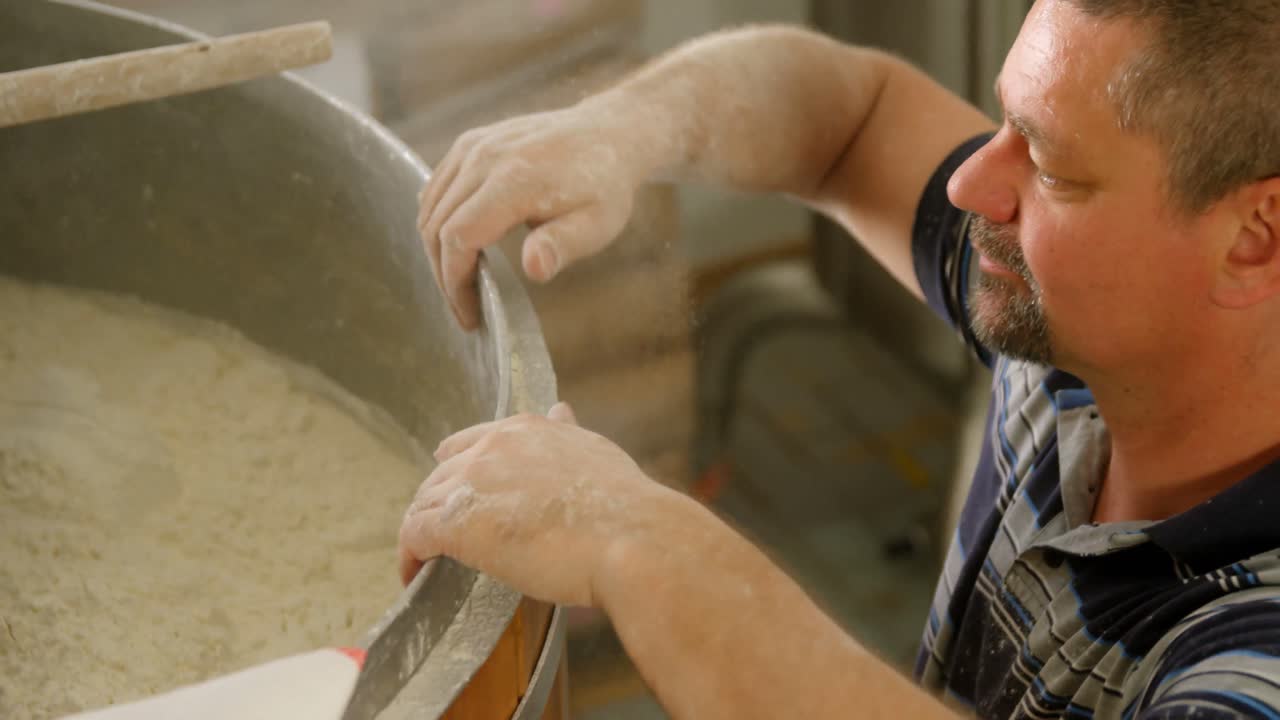 trabajadores masculinos que preparan ginebra en la destilería 4k