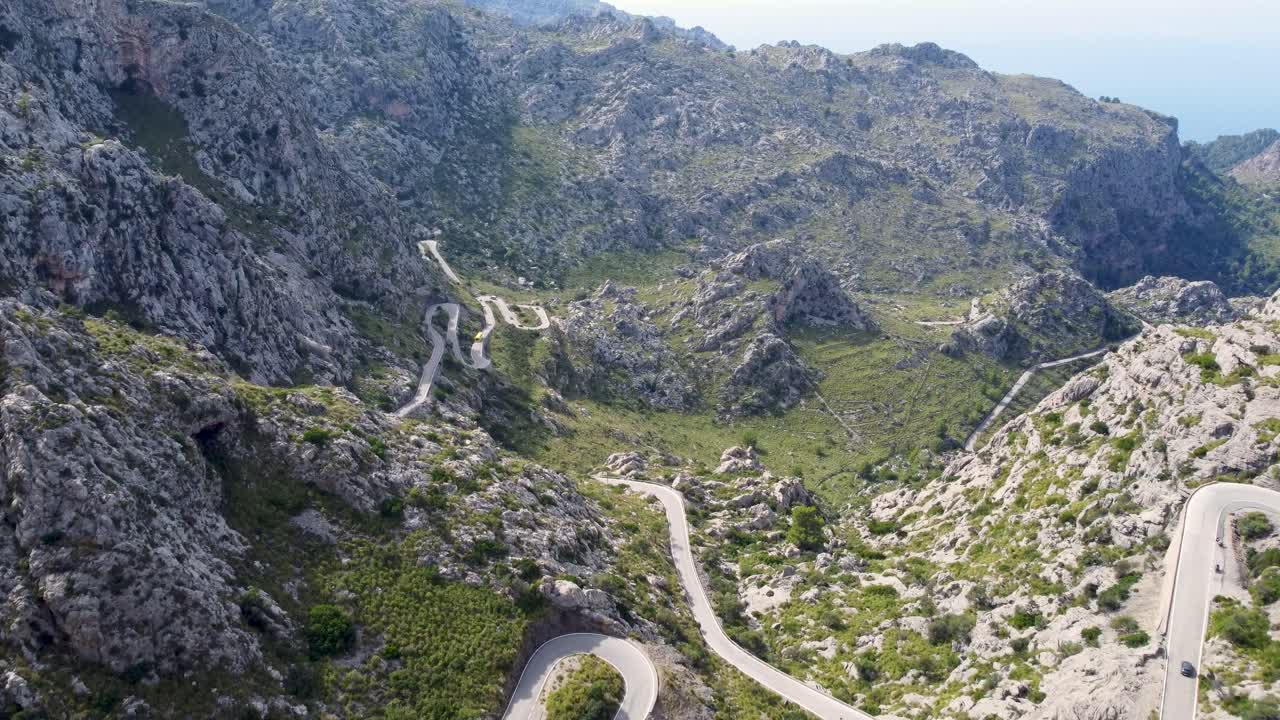 drone volando sobre la carretera de montaña en tramuntana, mallorca