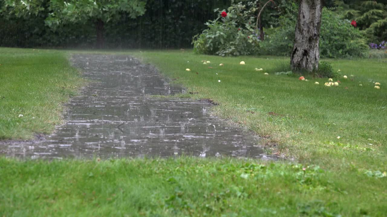 강우 물방울은 정원 돌로 된 보행길에 떨어지고 비가 오는 날에 어집니다.