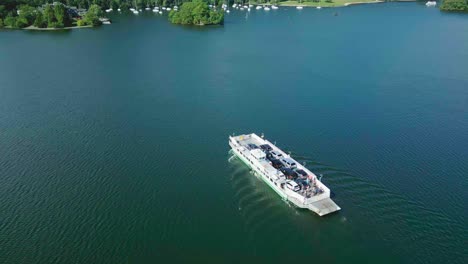 Vista-Aérea-Giratoria-Elevada-Del-Transbordador-De-Automóviles-De-500-Años-De-Antigüedad-En-El-Lago-Windermere-Desde-Bowness-Nab-Hasta-El-Lejano-Sawrey-En-La-Soleada-Mañana-De-Verano-Que-Muestra-Algas-En-El-Lago-Y-Ondas-En-El-Agua