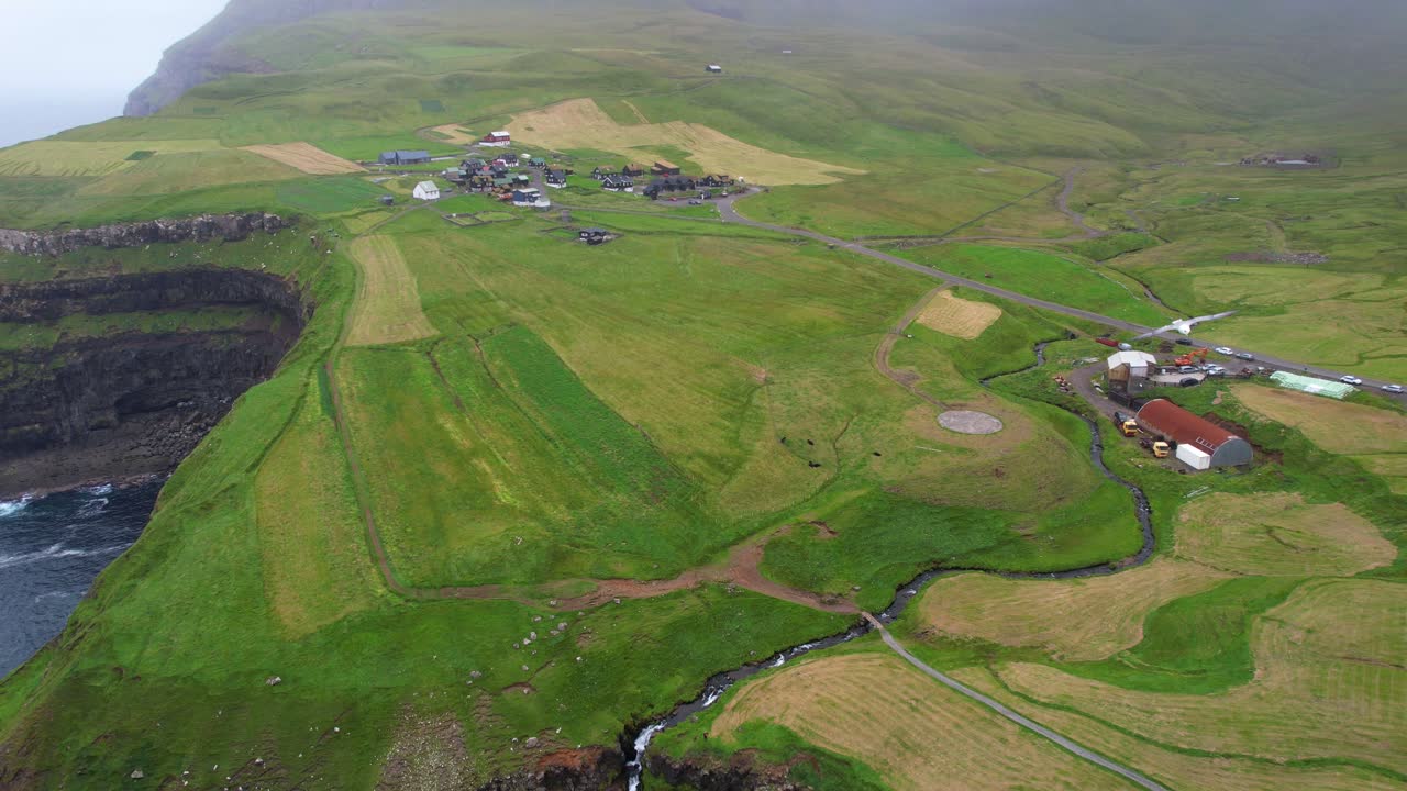 파로 섬 의 무라포수르 폭포 와 안개 가 있는 가사달루르 마을 위 를 날아다니는 해파리 들