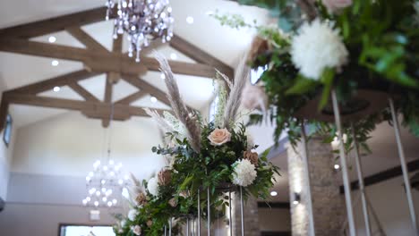 Blumen-Werden-Auf-Einer-Langen-Tafel-Bei-Ihrer-Hochzeit-Im-Texas-Hill-Country-Ausgestellt