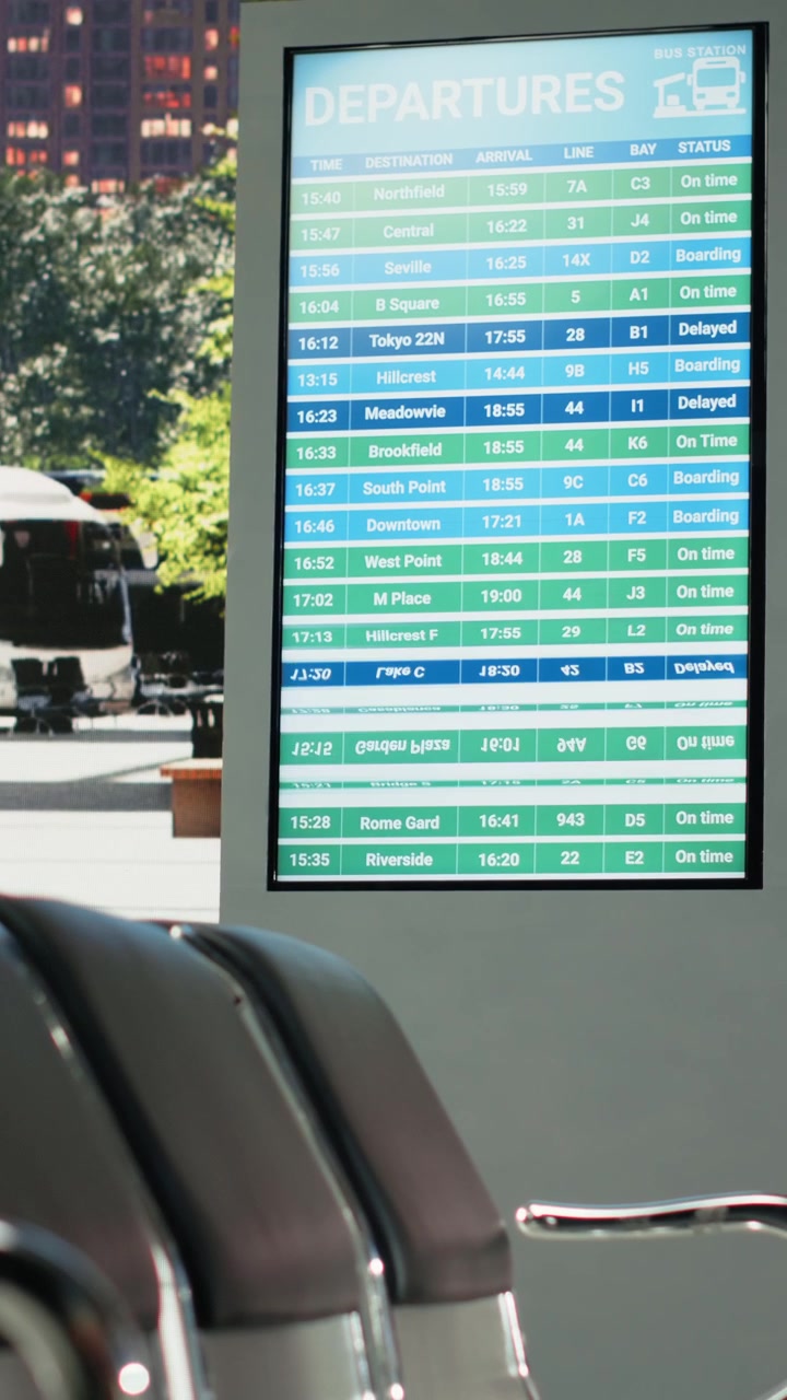 Tabellone digitale delle partenze in un terminal degli autobus