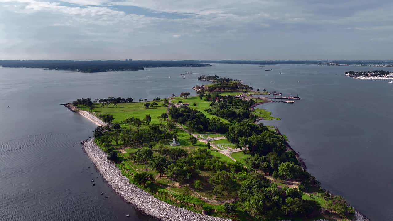 구름이 많은 날에 롱 아일랜드 사운드에 있는 하트 섬의 평화롭고 고립된 아름다움의 공중 전망