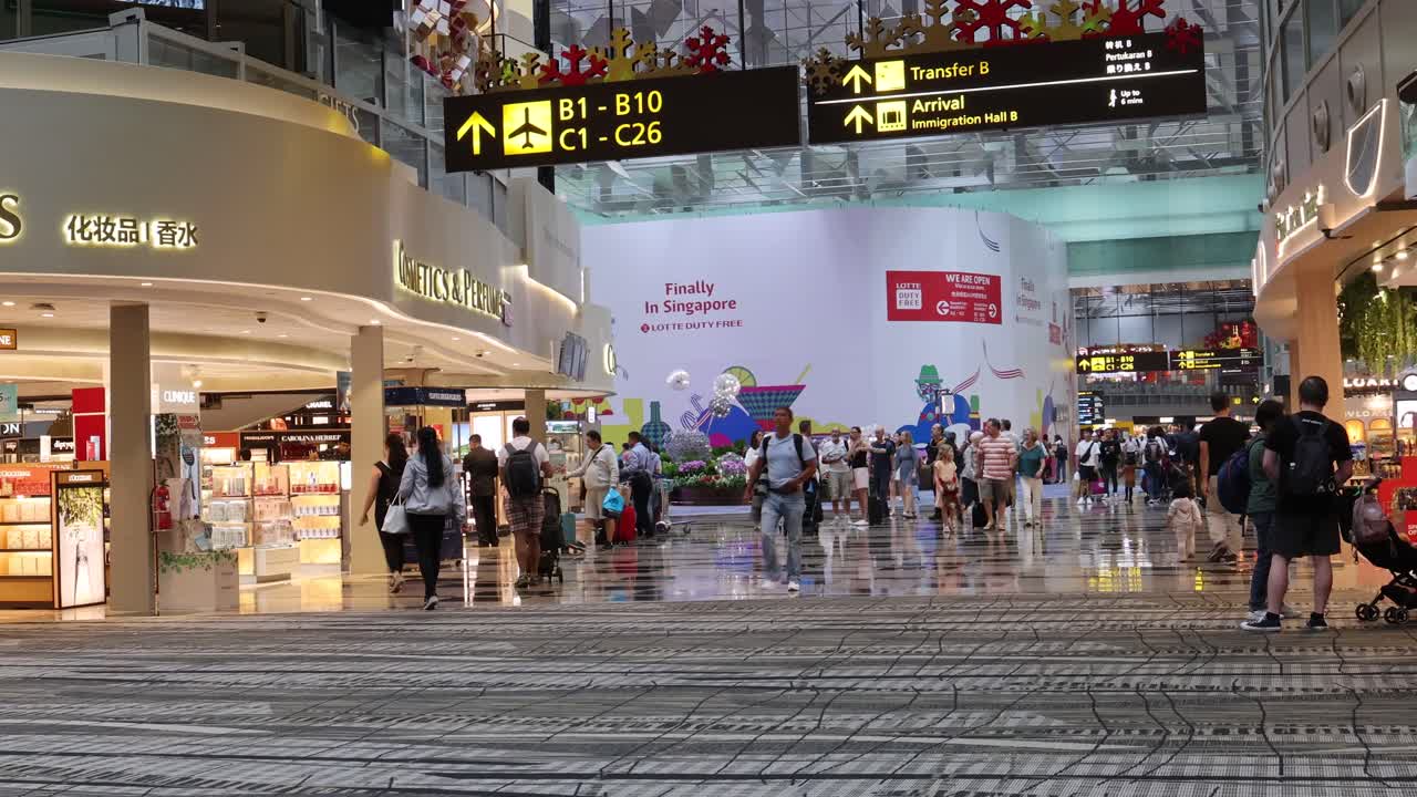 공항에서 쇼핑을 하고 걸어다니는 여행자