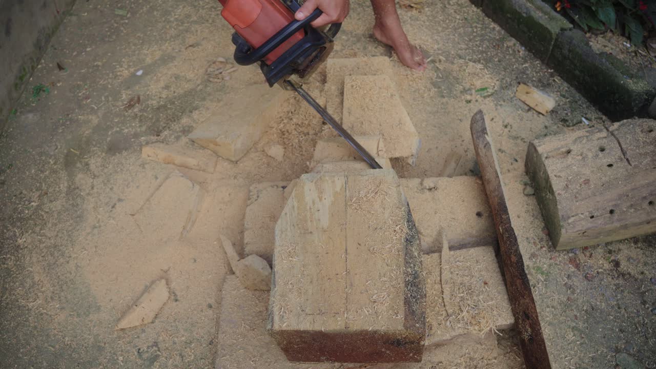 나무 조각가 는 체인 으로 바롱 마스크 를 위한 나무 를 잘라 낸다