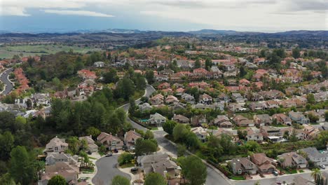 Aerial-view-of-hillside-housing-in-Mission-Viejo,-California